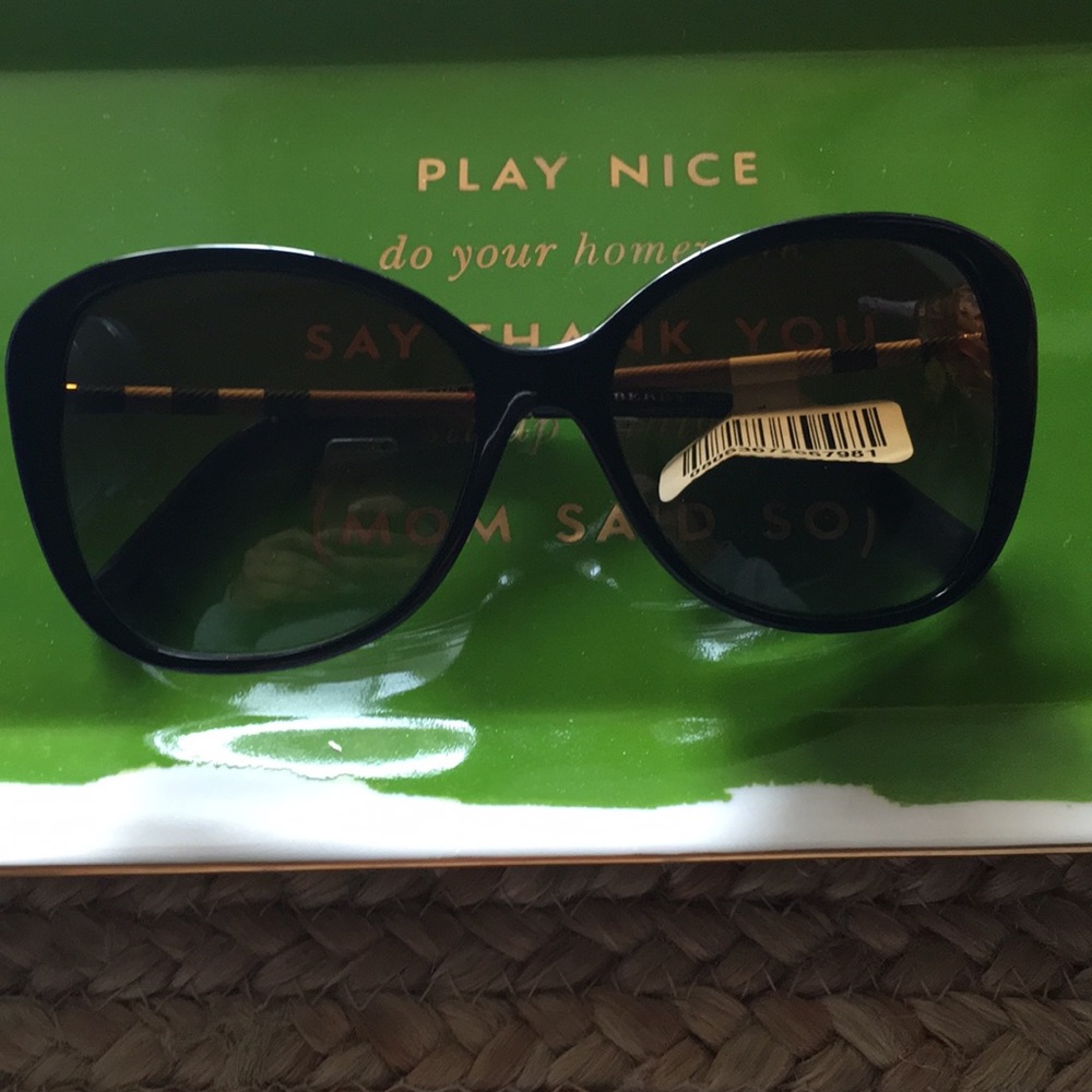 Burberry sunglasses 🕶